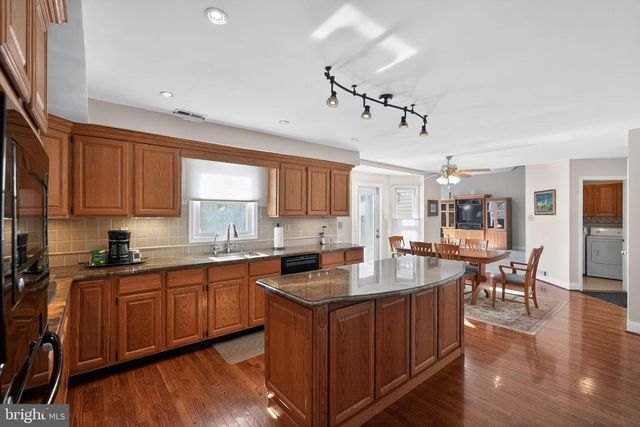 102 CLOVER LEAF LN, North Wales, PA 19454