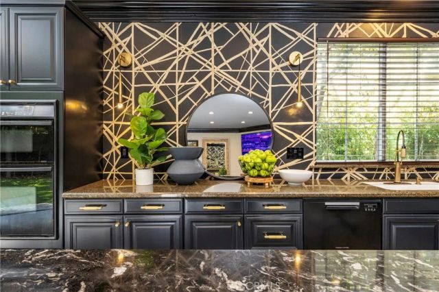 8 Upland, Irvine, CA 92602