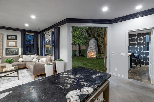 8 Upland, Irvine, CA 92602