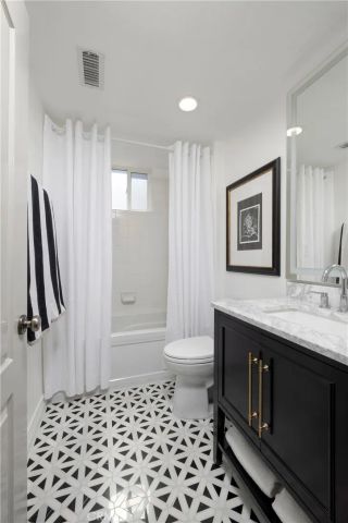 8 Upland, Irvine, CA 92602