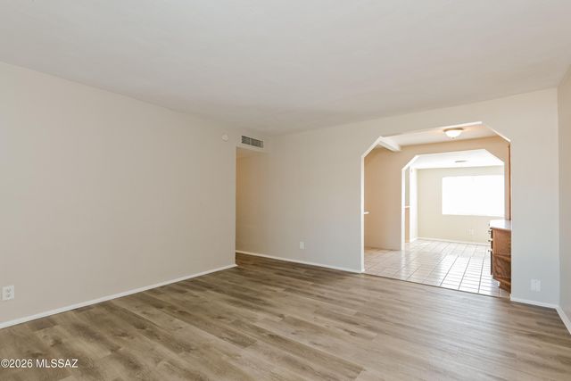 5828 E Calle Silvosa, Tucson, AZ 85711