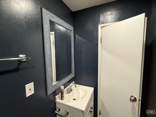 800 Shalimar Drive, Bakersfield, CA 93306