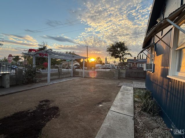 800 Shalimar Drive, Bakersfield, CA 93306