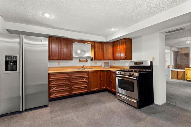 15800 E Salisbury Road, Independence, MO 64050