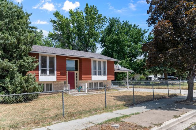 1352 W 2600 N, Clinton, UT 84015