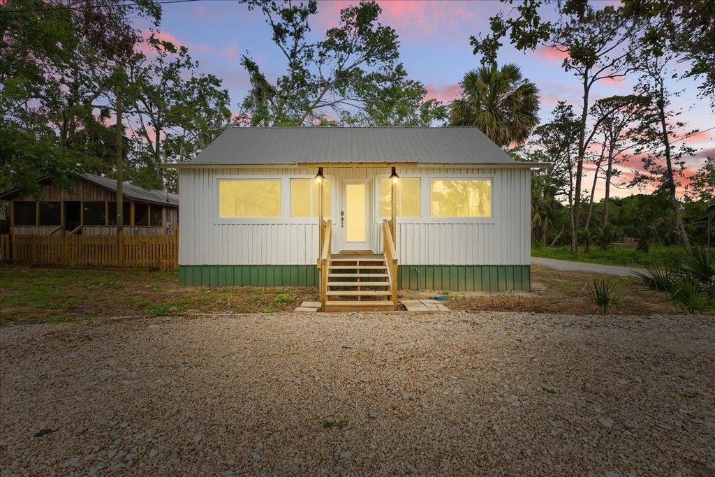 209 SE 10th Street, Steinhatchee, FL 32359