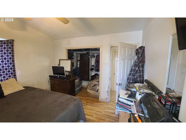 504 WALL St, Silverton, OR 97381