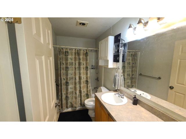 504 WALL St, Silverton, OR 97381