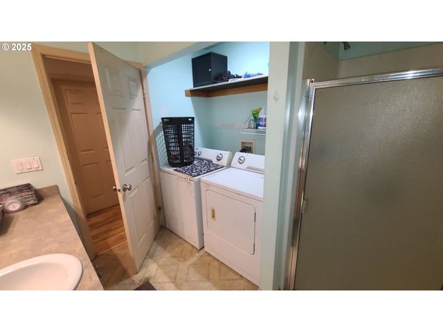 504 WALL St, Silverton, OR 97381