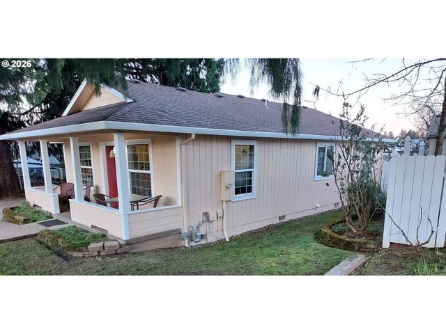 504 WALL St, Silverton, OR 97381