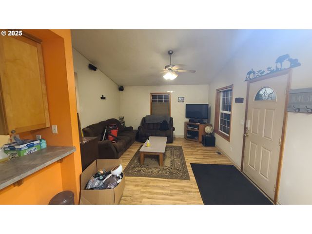 504 WALL St, Silverton, OR 97381