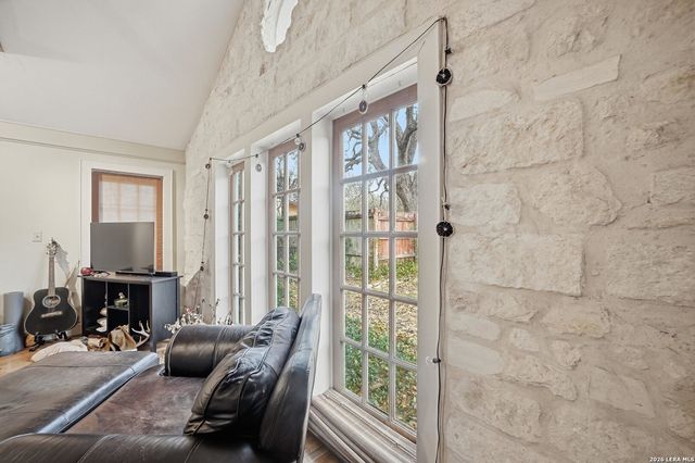 933 Fredericksburg, New Braunfels, TX 78130