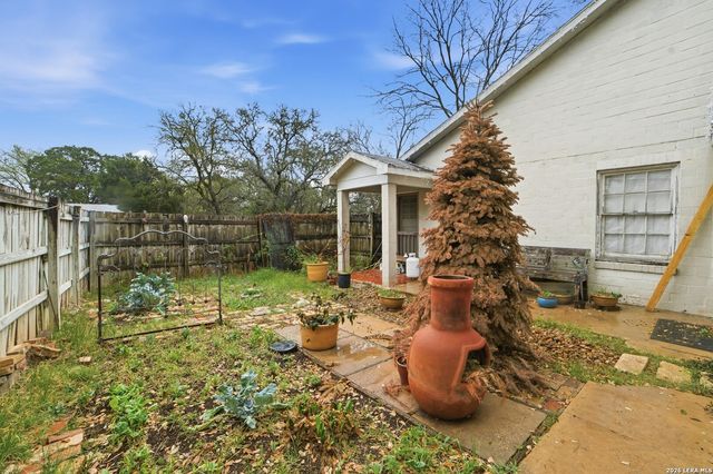 933 Fredericksburg, New Braunfels, TX 78130