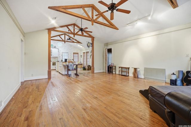 933 Fredericksburg, New Braunfels, TX 78130