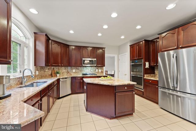 1814 WOODS EDGE DR NE, Leesburg, VA 20176