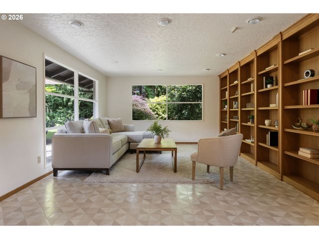 5919 Sw MILES St, Portland, OR 97219