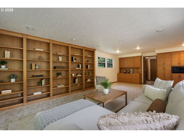 5919 Sw MILES St, Portland, OR 97219