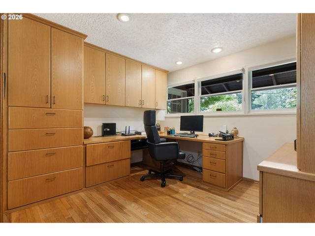 5919 Sw MILES St, Portland, OR 97219