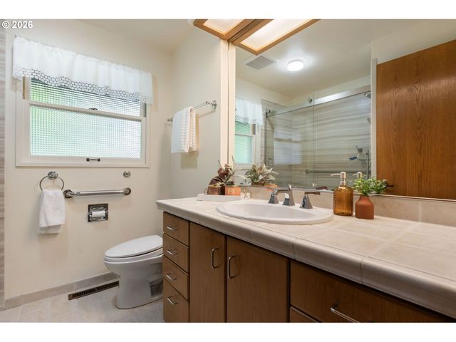 5919 Sw MILES St, Portland, OR 97219