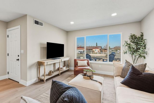 7360 Salazar Dr, North Highlands, CA 95660