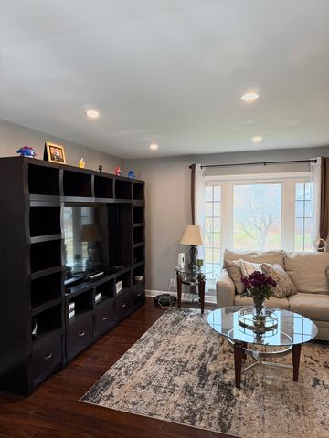 715 Lacy Avenue, Streamwood, IL 60107