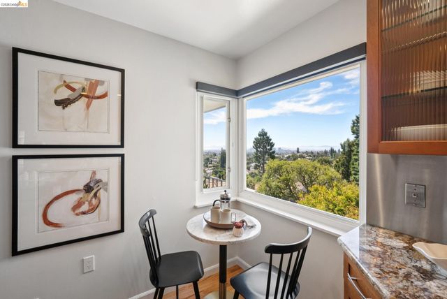 1989 Oakview Dr, Oakland, CA 94602