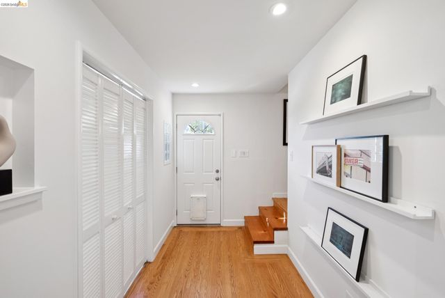 1989 Oakview Dr, Oakland, CA 94602