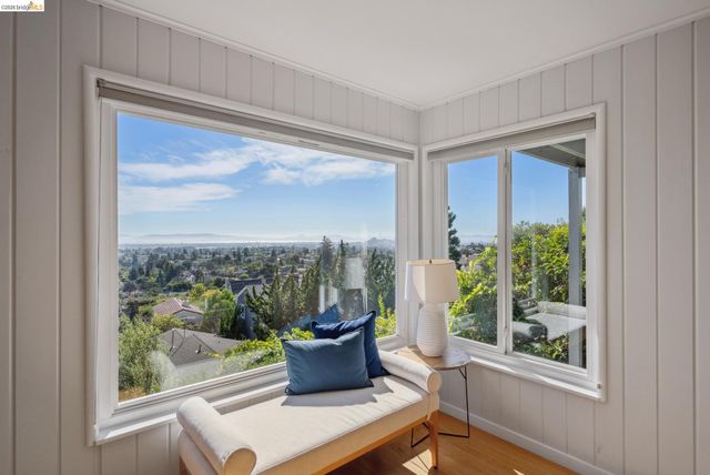 1989 Oakview Dr, Oakland, CA 94602