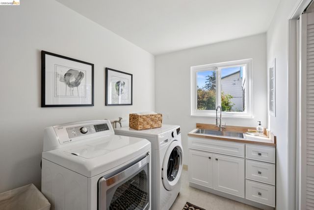 1989 Oakview Dr, Oakland, CA 94602