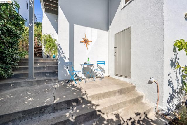 1989 Oakview Dr, Oakland, CA 94602