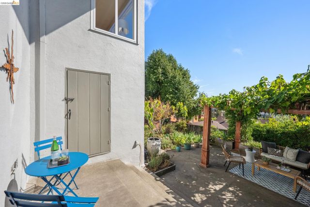 1989 Oakview Dr, Oakland, CA 94602