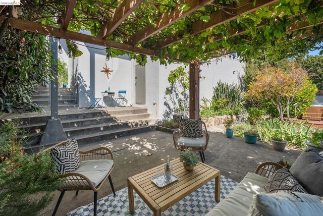 1989 Oakview Dr, Oakland, CA 94602