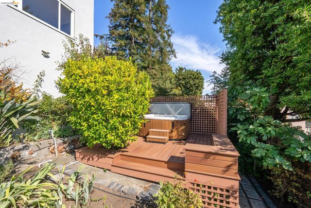 1989 Oakview Dr, Oakland, CA 94602