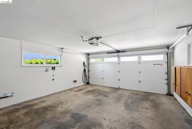 1989 Oakview Dr, Oakland, CA 94602