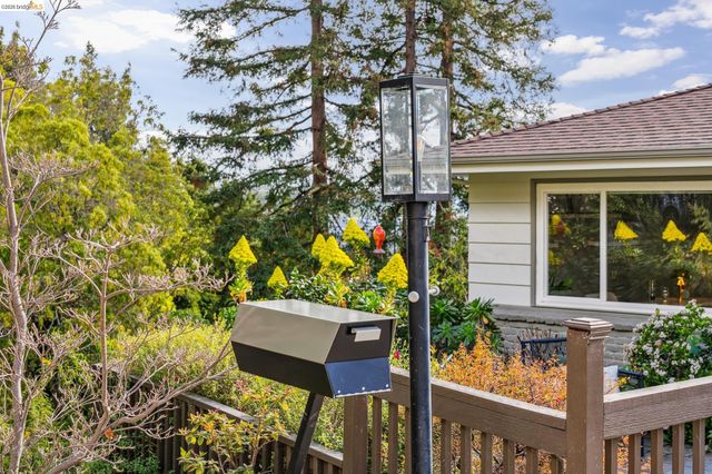 1989 Oakview Dr, Oakland, CA 94602