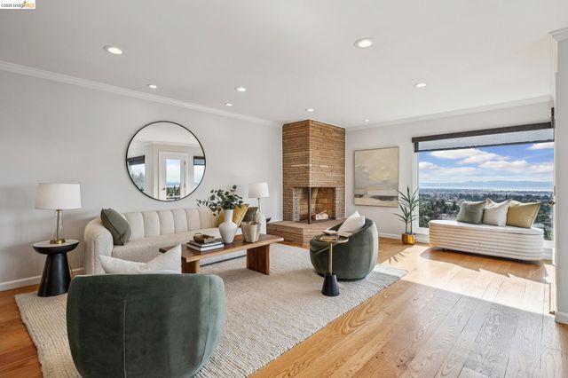 1989 Oakview Dr, Oakland, CA 94602