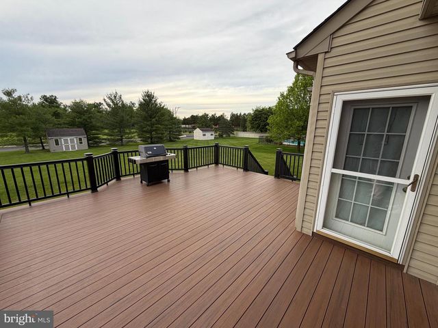 2051 LOCKERBIE RD, Schwenksville, PA 19473