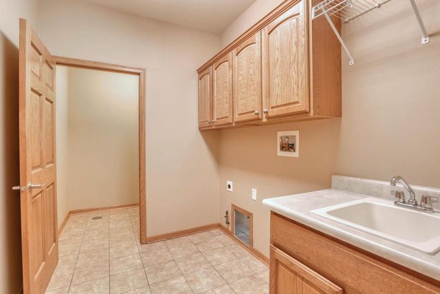 W155N7081 Amberleigh CIRCLE, Menomonee Falls, WI 53051