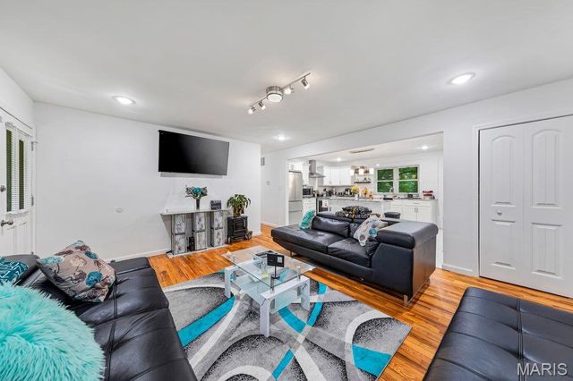 2044 Kingsford Drive, Florissant, MO 63031