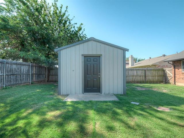 907 Ranchoak Court, Yukon, OK 73099