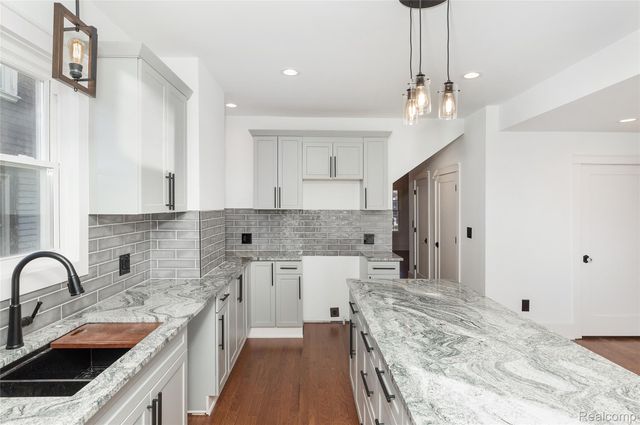 1583 Cadillac Boulevard, Detroit, MI 48214