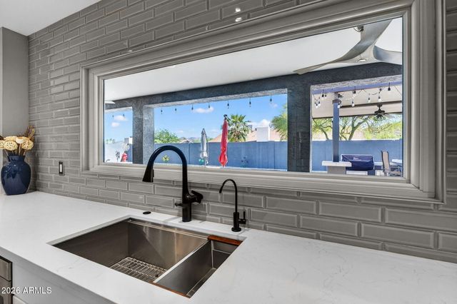 2249 E MERCER Lane, Phoenix, AZ 85028