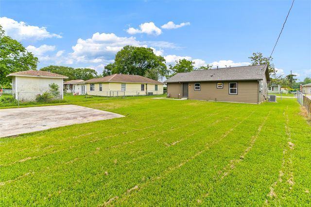 1108 Nottingham Drive, Angleton, TX 77515