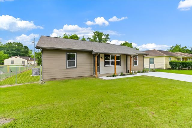 1108 Nottingham Drive, Angleton, TX 77515
