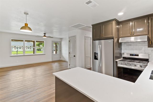 1108 Nottingham Drive, Angleton, TX 77515