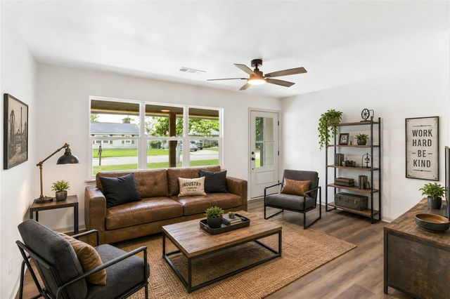 1108 Nottingham Drive, Angleton, TX 77515