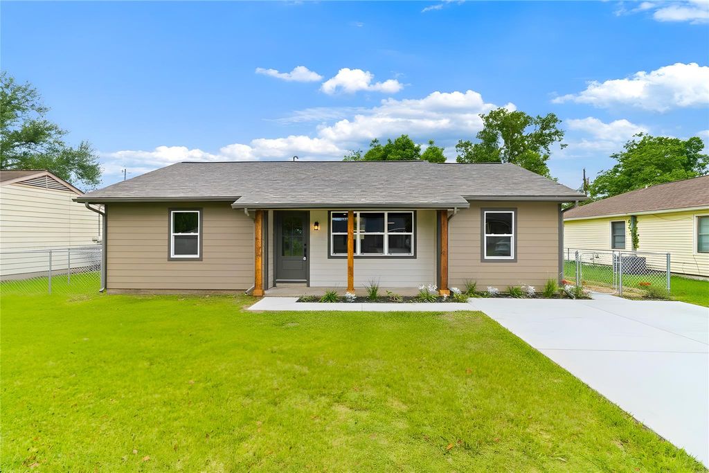 1108 Nottingham Drive, Angleton, TX 77515