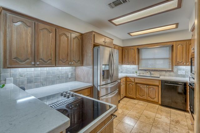 402 Meadowlakes DR, Meadowlakes, TX 78654