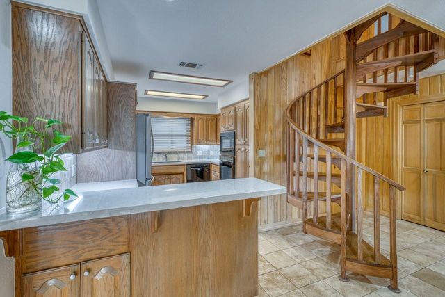 402 Meadowlakes DR, Meadowlakes, TX 78654