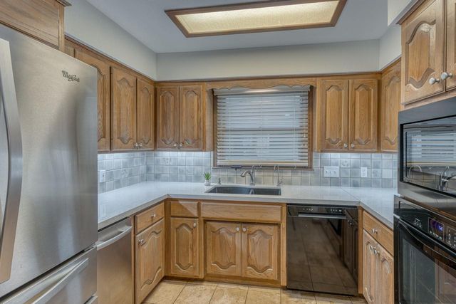 402 Meadowlakes DR, Meadowlakes, TX 78654